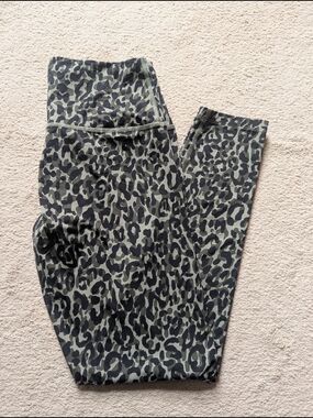 PINK Victoria's Secret Camo Color Leopard Print Leggings Size Medium